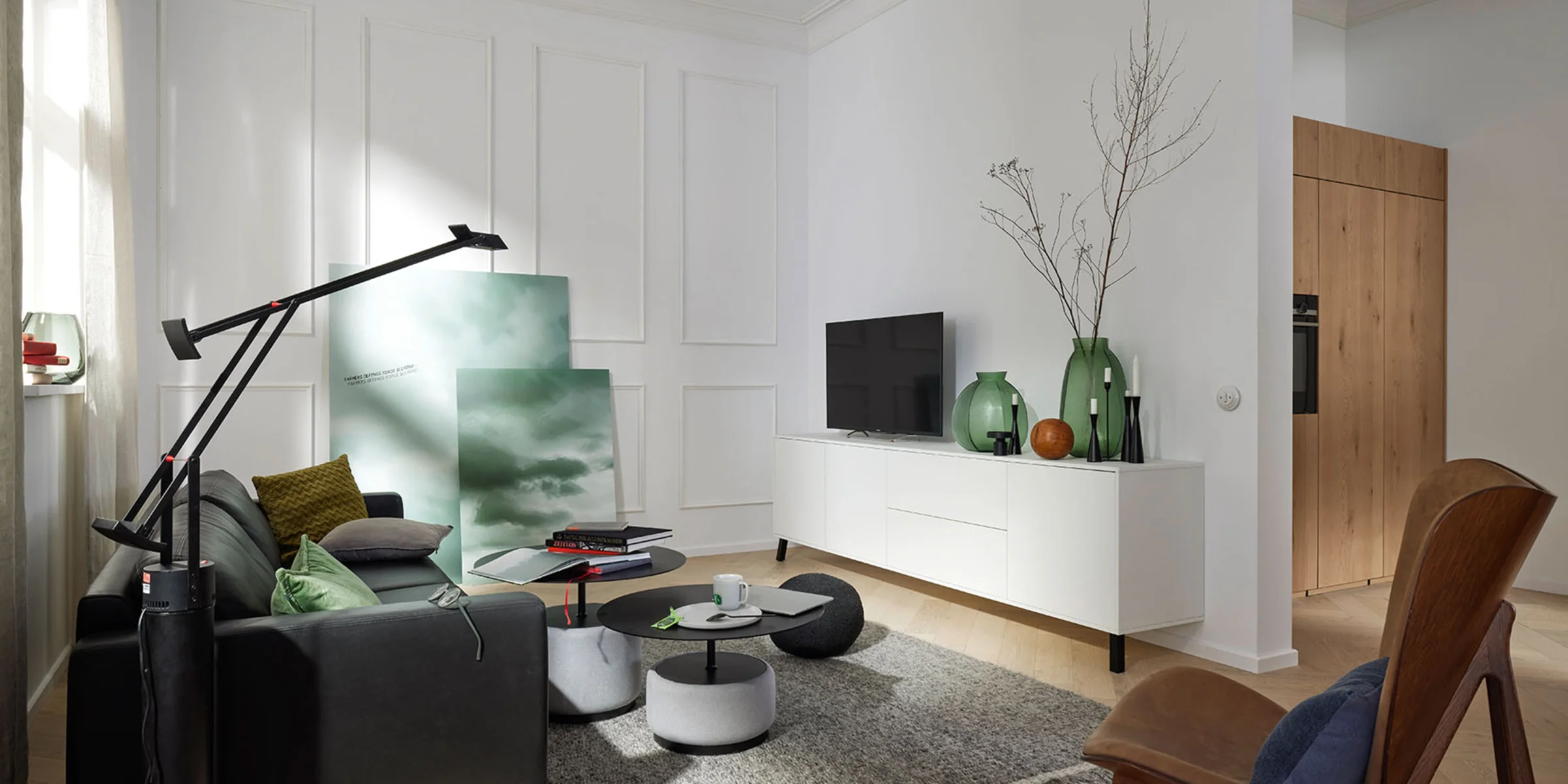 Un elegante soggiorno moderno con mobili di design e una TV su una credenza. Nolte Living.