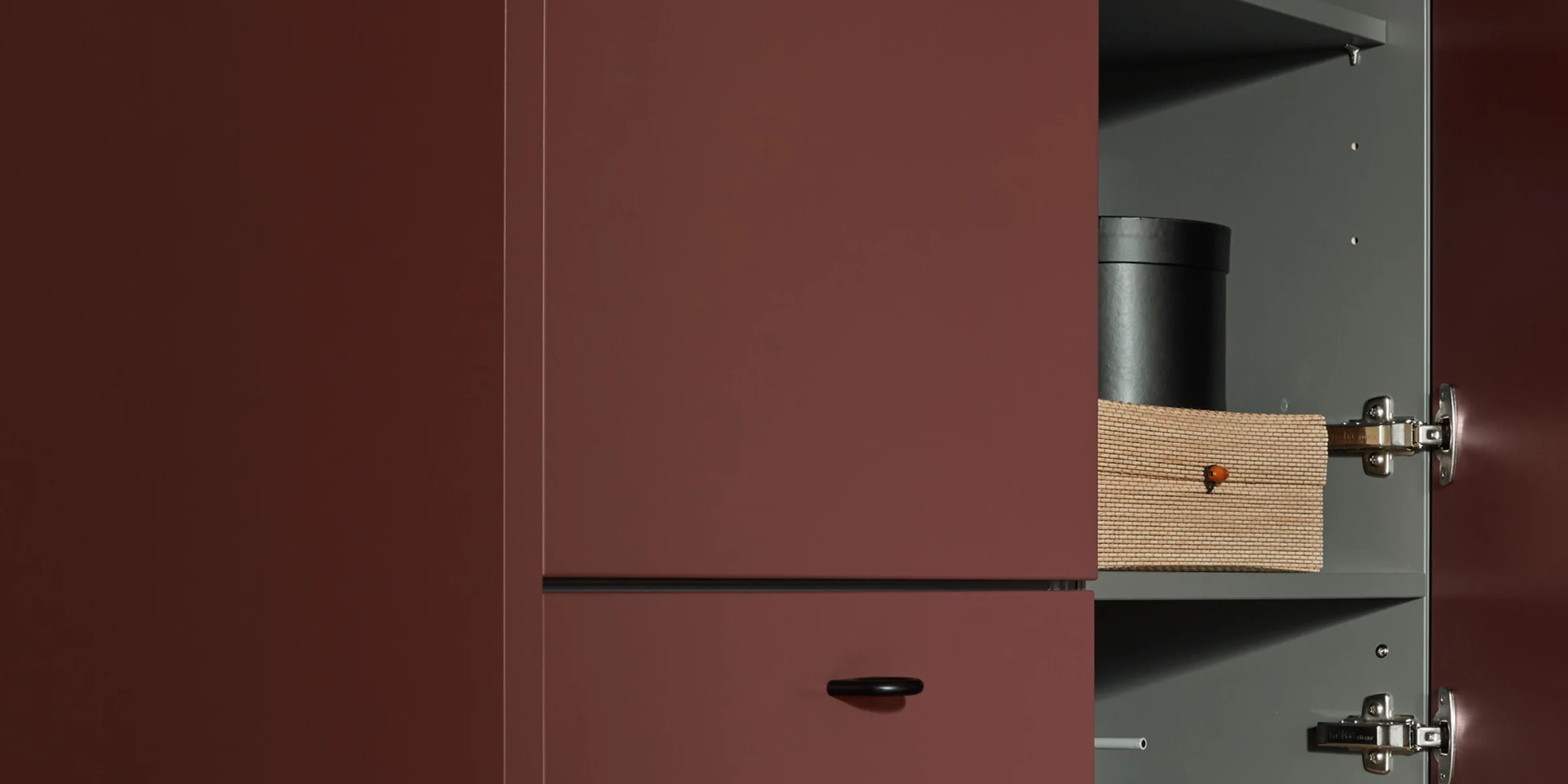 Elegante cucina aperta con ante rosse e moderne scatole di stoccaggio. Nolte Kitchen.