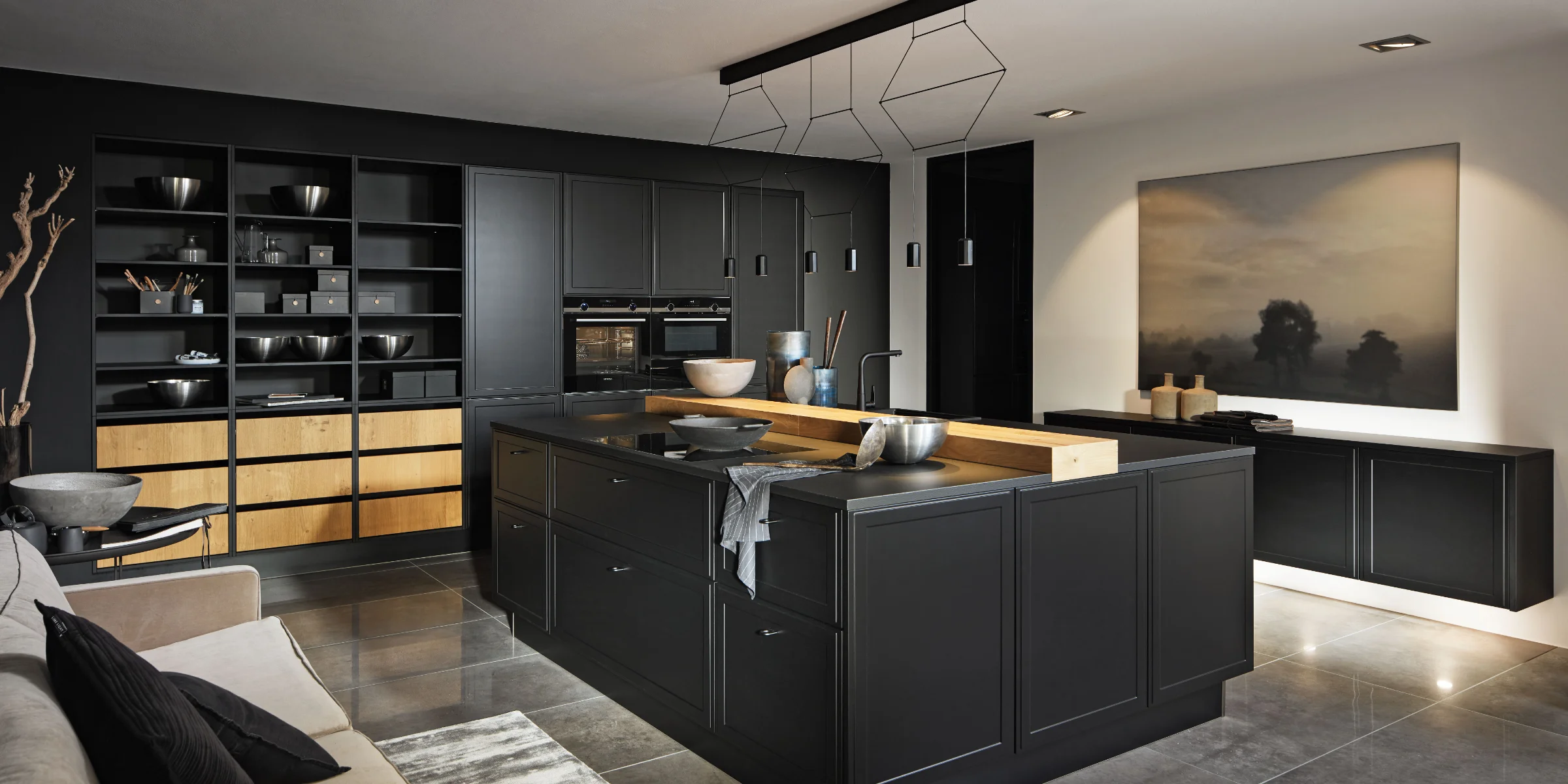 Cucina moderna in toni scuri con isola e eleganti armadi di Nolte Kitchen.