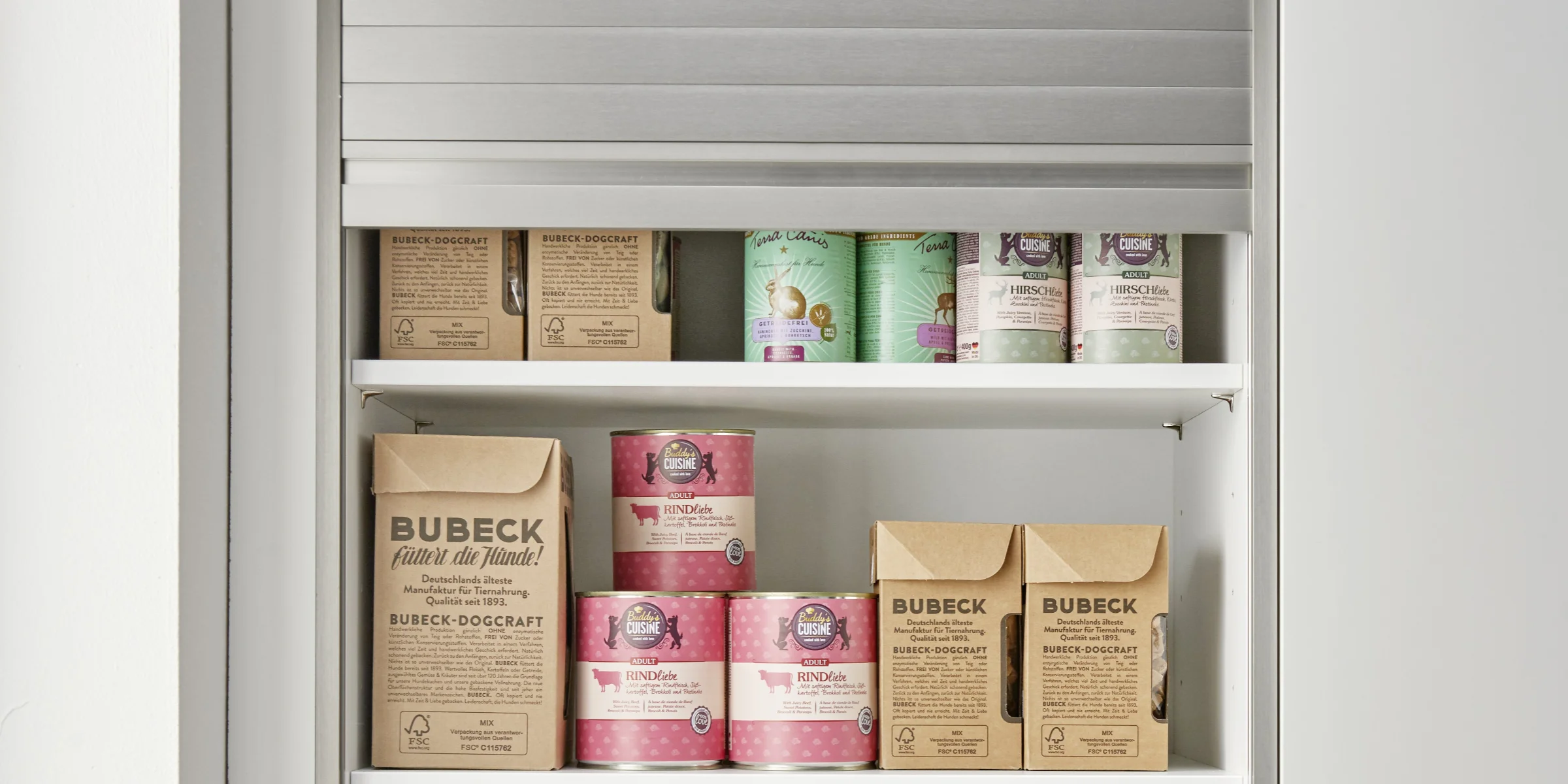 Credenza da cucina con scaffali aperti pieni di cibo, design di Nolte Kitchen.