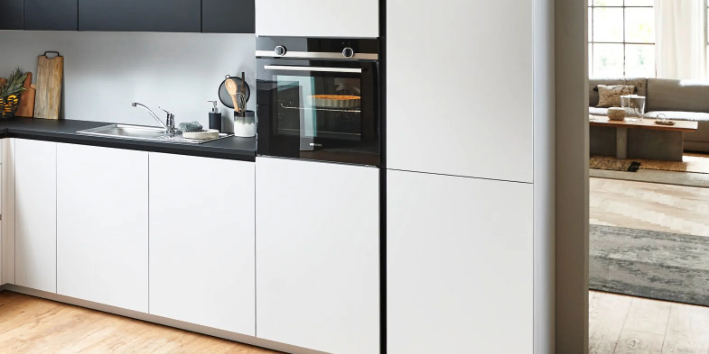 Cucina moderna con armadi bianchi e forno integrato, Nolte Kitchen.
