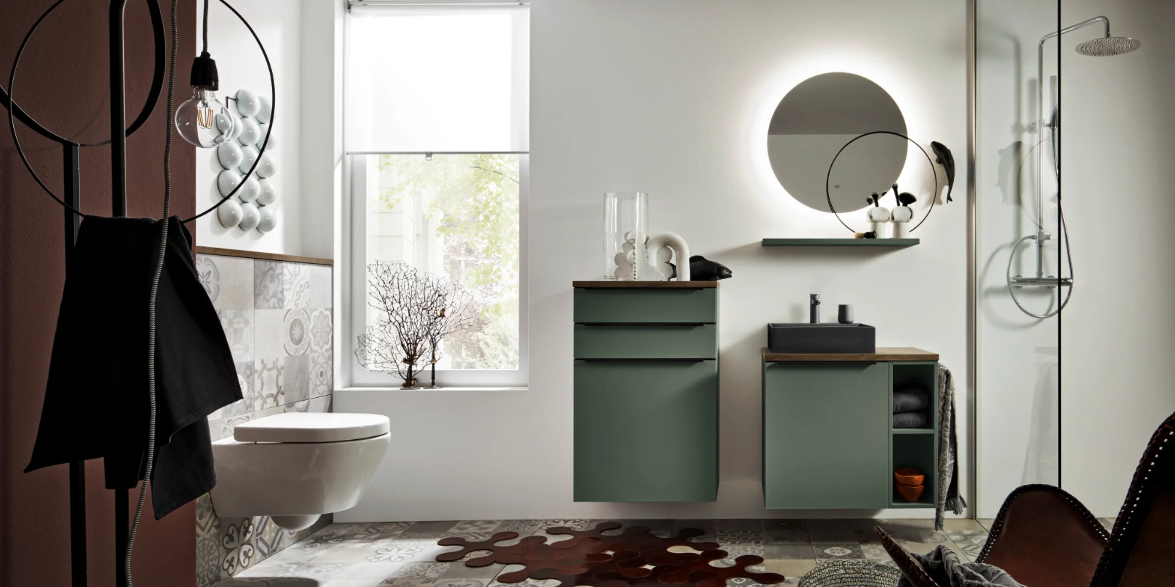 Bagno moderno con armadi verdi e illuminazione rotonda, ideale per Nolte SPA.
