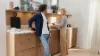 Un uomo e una donna conversano in una cucina moderna con armadi in legno di Nolte Kitchen.