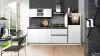 Cuisine moderne blanche avec mur sombre et four intégré. Express Küchen.