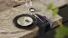 Tavolo elegante con stoviglie moderne su un piano cucina di Nolte Kitchen.