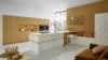 Cucina moderna con elementi bianchi e dorati, arredata da Nolte Kitchen.