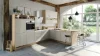 Cuisine moderne en bois et blanc, grandes fenêtres, tabourets. Express Küchen.