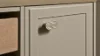 Primo piano di una porta dell'armadio da cucina con maniglia, parte di Nolte Kitchen.