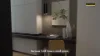 Elegante zona giorno con armadi bianchi e decorazioni, Nolte Living.