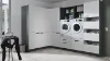Ein Hauswirtschaftsraum mit Waschmaschine und Trockner in modernen Schränken. Express Hauswirtschaftsräume.