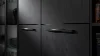 Frontali per la cucina, la lavanderia, l'area soggiorno o il bagno. Nolte Küchen offre più di cucine. Qui si vede il programma di frontali MANHATTAN UNI con il decor Eiche Nero con maniglie.