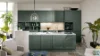 Cucina moderna con armadi verdi e isola in uno spazio aperto. Nolte Kitchen.