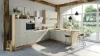 Eine moderne Küche mit Holzdetails und großen Fenstern, Express Küchen.