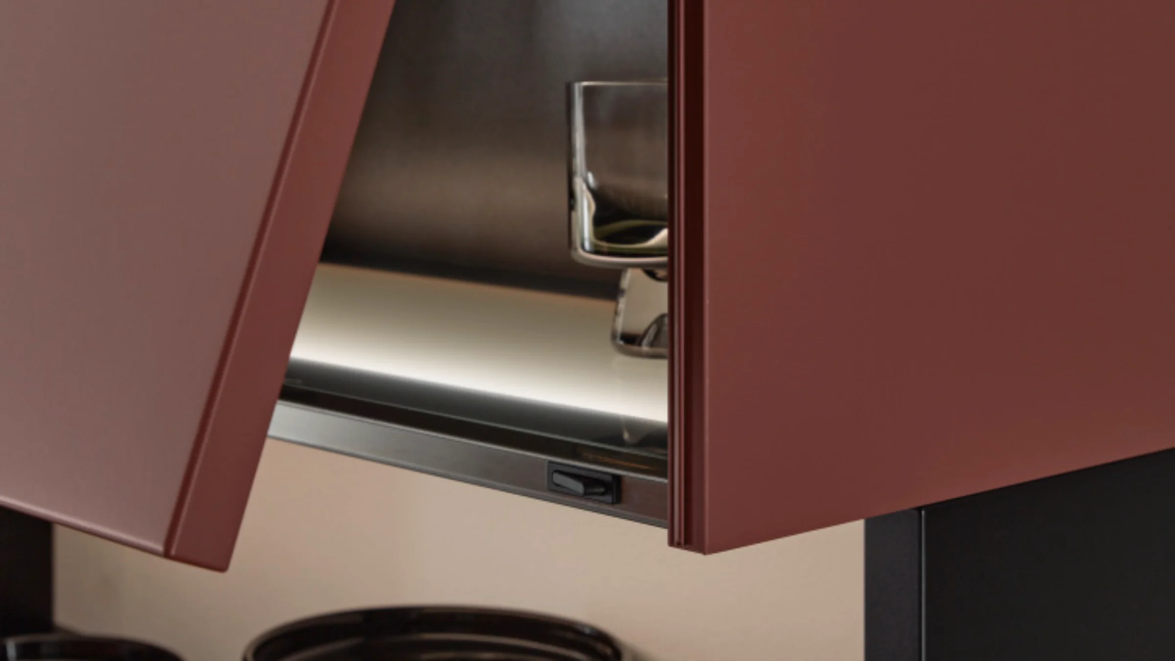 Scaffale moderno con ciotole scure e vetro, design elegante di Nolte Living.