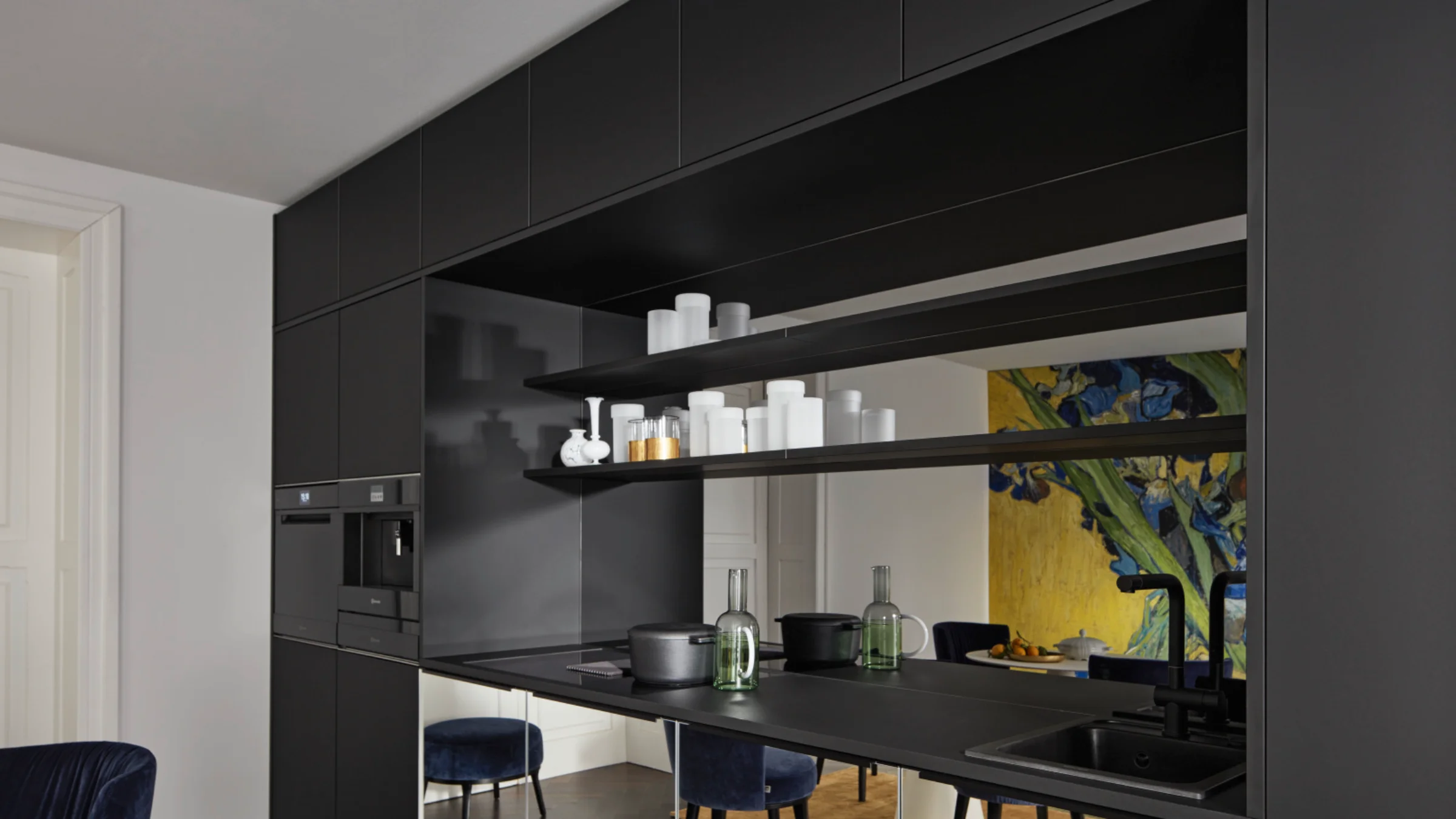 Cucina moderna nera con scaffali ed elettrodomestici, design di Nolte Kitchen.