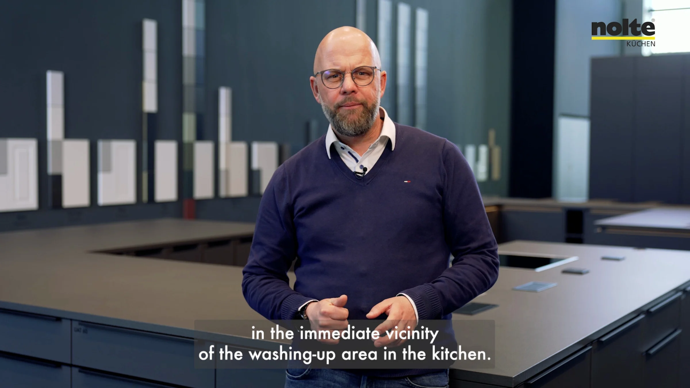 Cucina moderna con un uomo in primo piano, Nolte Kitchen.