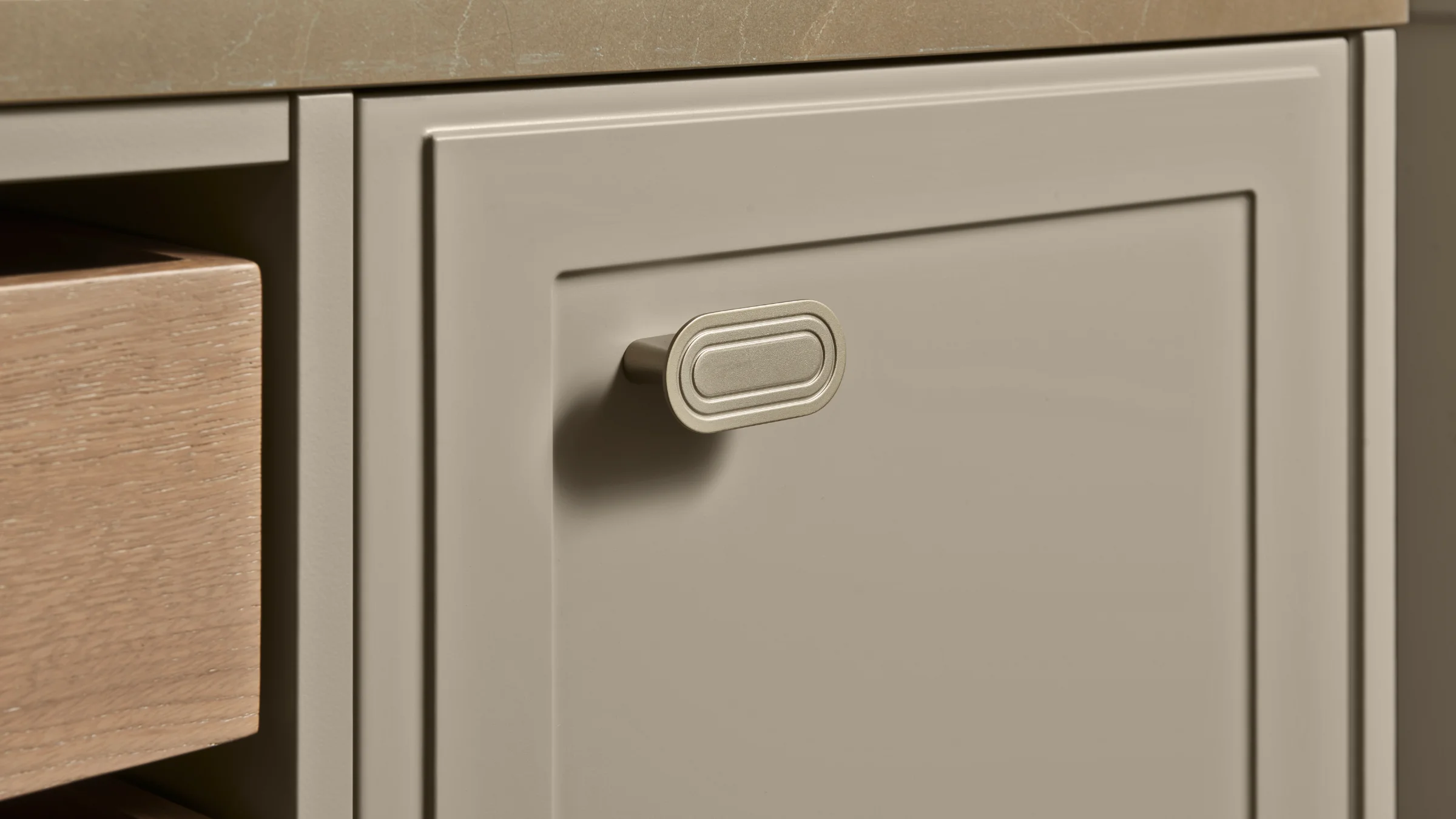 Primo piano di una porta dell'armadio da cucina con maniglia, parte di Nolte Kitchen.