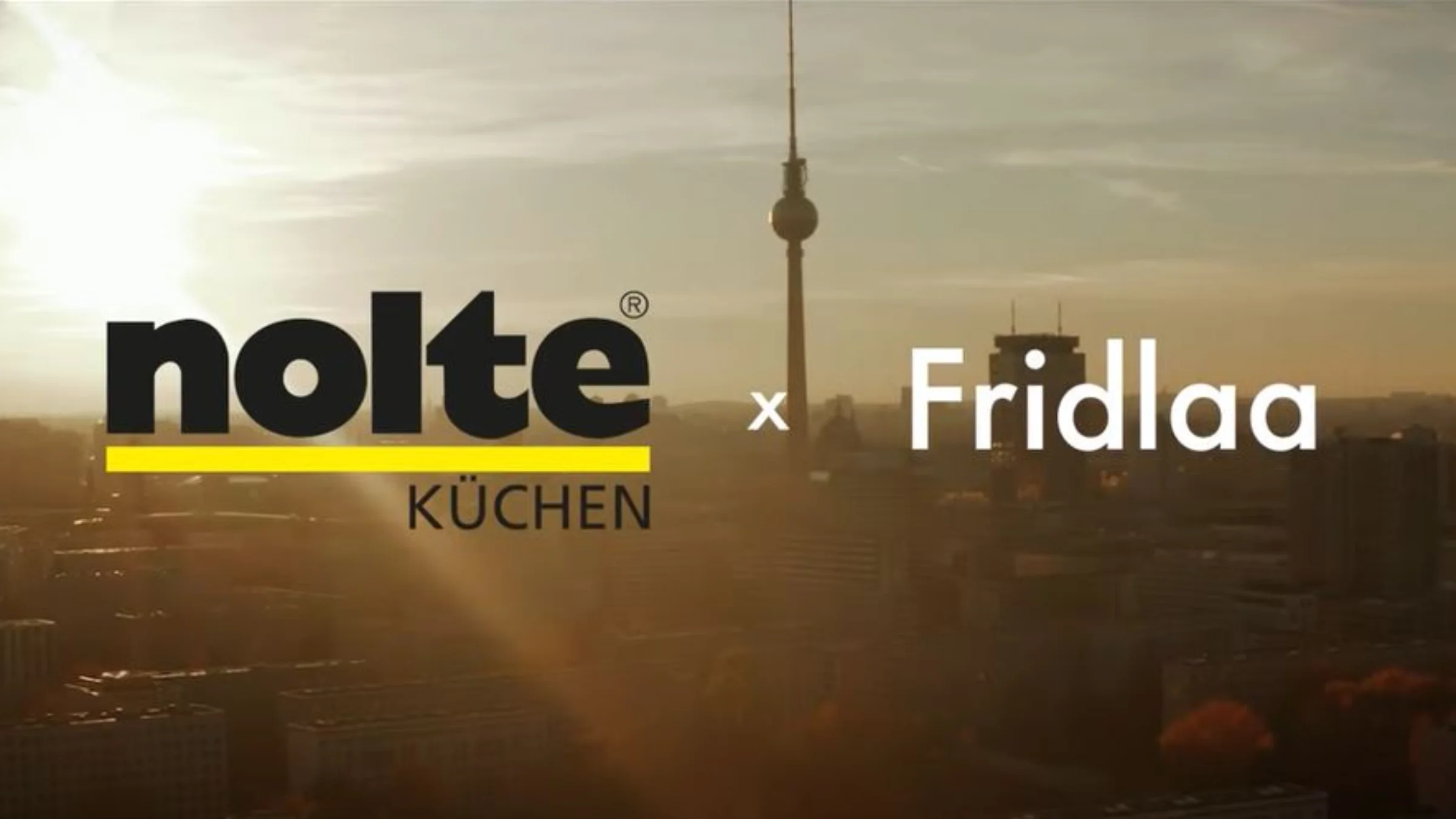 Skyline di una città al tramonto con la torre della TV, Nolte Kitchen in primo piano.