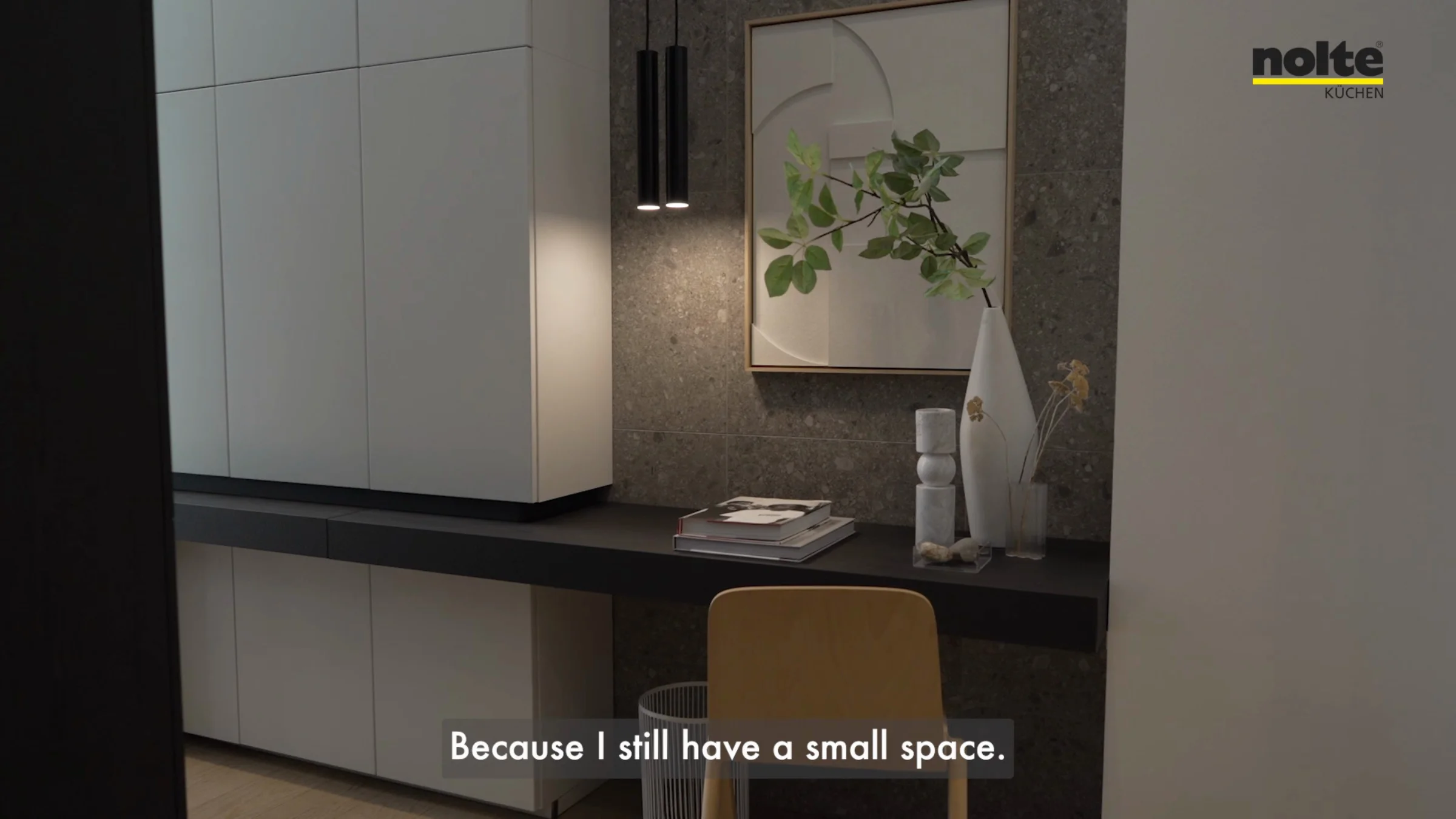Elegante zona giorno con armadi bianchi e decorazioni, Nolte Living.