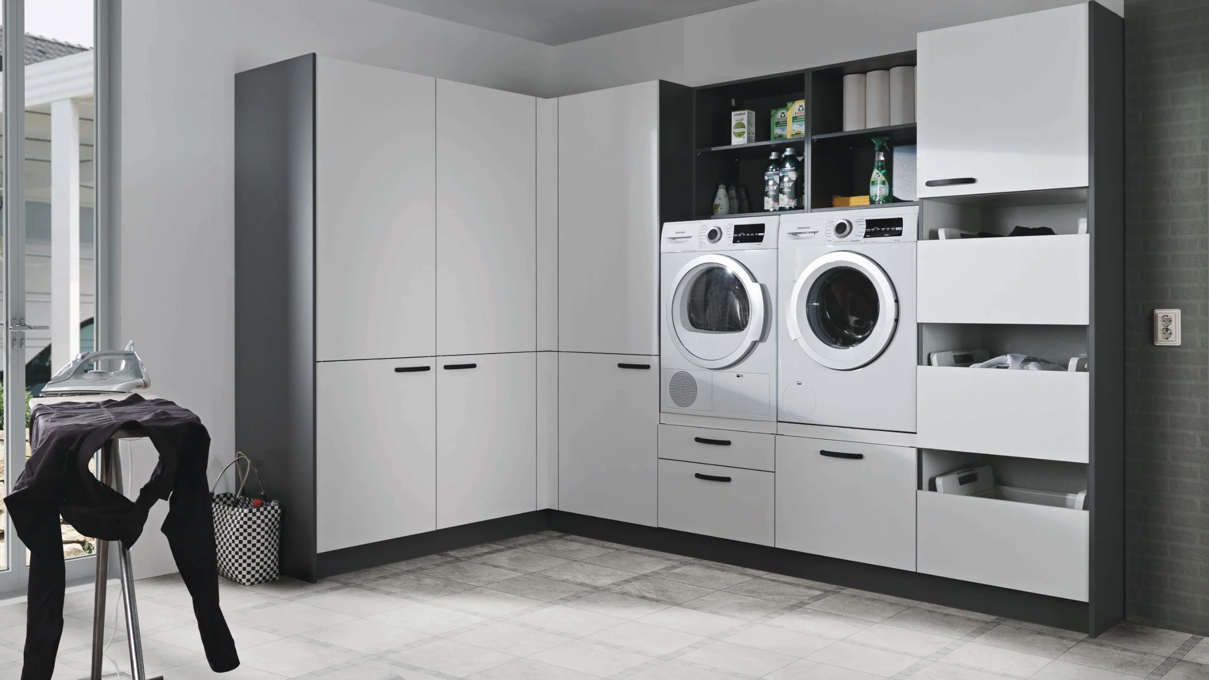 Ein Hauswirtschaftsraum mit Waschmaschine und Trockner in modernen Schränken. Express Hauswirtschaftsräume.