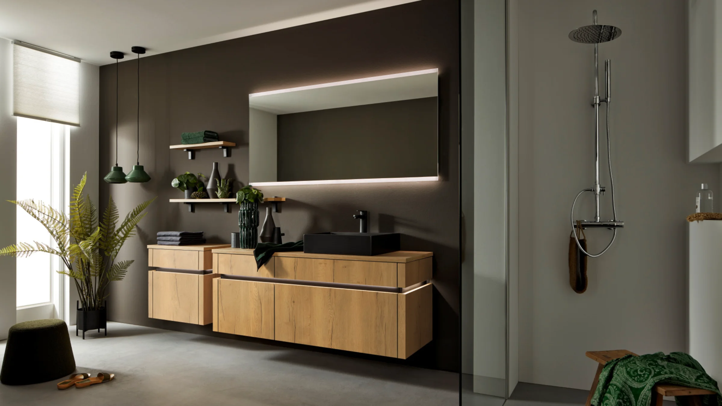 Bagno moderno con lavabo e scaffali in legno, grande specchio e doccia a pioggia, Nolte SPA.