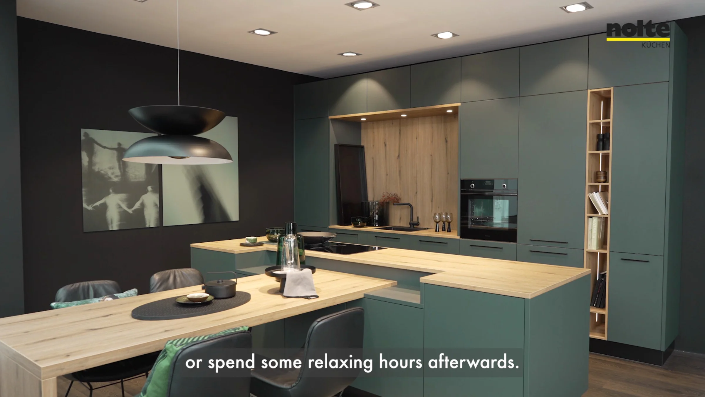 Cucina moderna con armadi verdi e piani in legno, arredata da Nolte Kitchen.