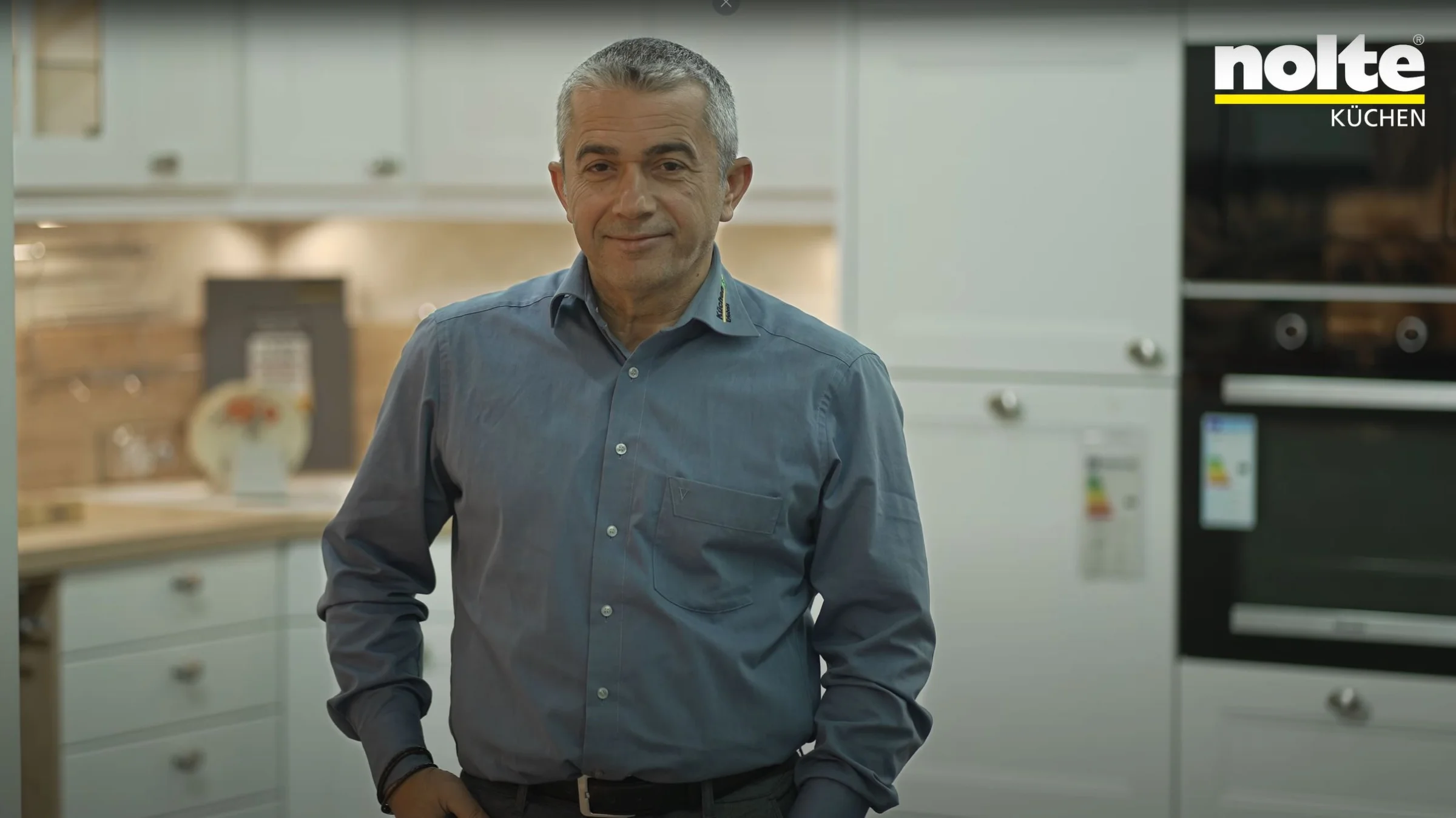 Una persona in una cucina moderna di Nolte Kitchen.