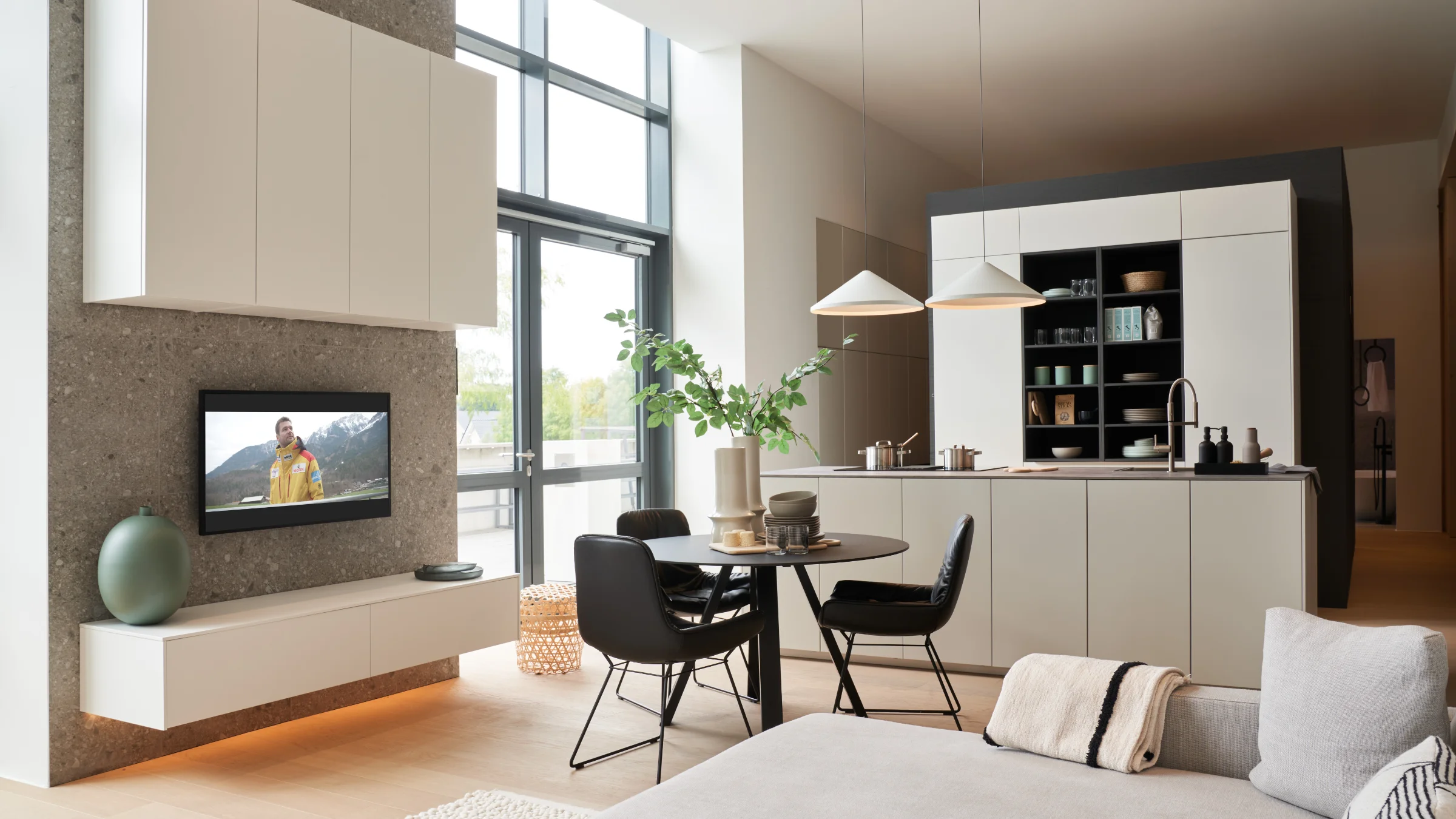 Cucina moderna a vista con mobili Nolte Kitchen e Nolte Living in un soggiorno contemporaneo.
