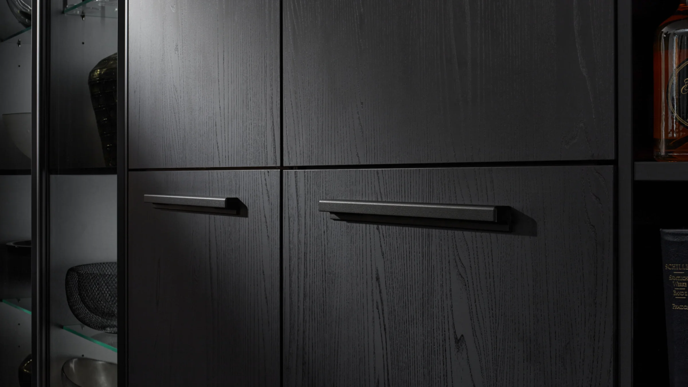 Frontali per la cucina, la lavanderia, l'area soggiorno o il bagno. Nolte Küchen offre più di cucine. Qui si vede il programma di frontali MANHATTAN UNI con il decor Eiche Nero con maniglie.