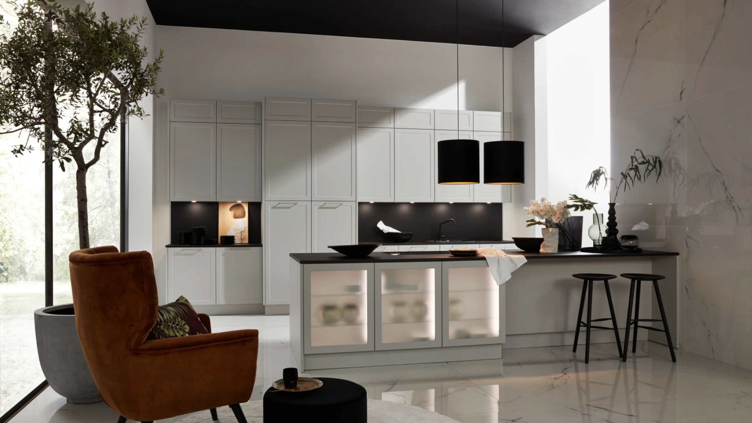 Cucina moderna con armadi bianchi e isola, design elegante di Nolte Kitchen.