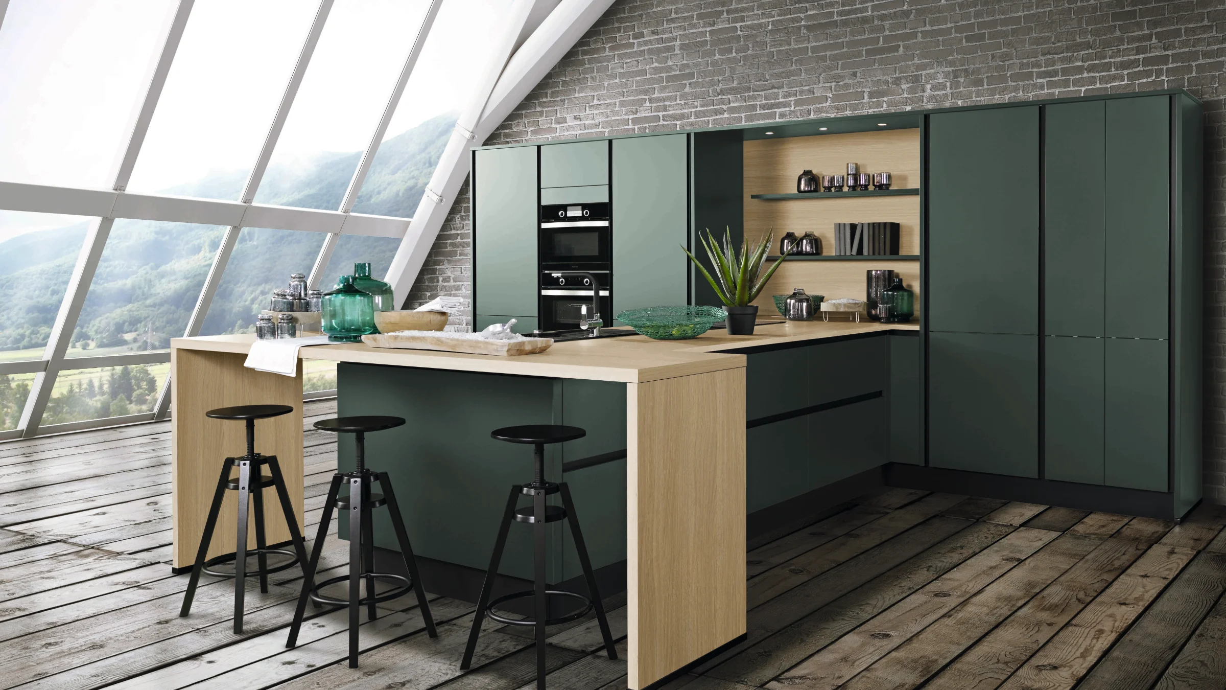 Cuisine moderne avec armoires vertes et détails en bois devant une grande baie vitrée. Express Küchen.