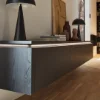 Un moderno soggiorno con mobile sospeso e elementi decorativi; Nolte Living.
