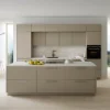 Cucina moderna con isola e armadi chiari, design elegante di Nolte Kitchen.