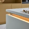 Cucina moderna con piano di lavoro illuminato e accenti dorati di Nolte Kitchen.