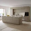 Cucina moderna con isola in una stanza luminosa, Nolte Kitchen.