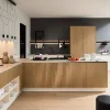 Cucina moderna con frontali in legno e grandi finestre, progettata da Nolte Kitchen.