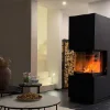 Soggiorno moderno con camino ed elementi decorativi, in stile Nolte Living.
