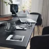 Soggiorno moderno con tavolo, laptop e decorazioni, in stile Nolte Living.