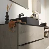 Bagno moderno con lavabo grigio e rubinetteria nera, design Nolte SPA.