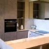 Cucina moderna con piani in marmo ed elettrodomestici integrati, progettata da Nolte Kitchen.