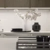 Una moderna isola cucina con decorazioni floreali e rubinetti eleganti, Nolte Kitchen.