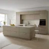 Cucina moderna con isola e elettrodomestici, design di Nolte Kitchen.