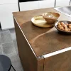 Cucina moderna con isola in effetto legno e lavello integrato di Nolte Kitchen.