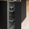 Cucina moderna nera con anta dell'armadio aperta e stoviglie, di Nolte Kitchen.