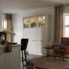 Area living accogliente con poltrone e un armadio di Nolte Living.