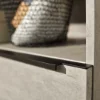 Design moderno di cucina con strutture grigie, presentato da Nolte Kitchen.