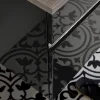 Bagno elegante con pavimento decorato e superfici moderne, Nolte SPA.