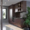 Cucina moderna con armadi in legno scuro e grandi piante, Nolte Kitchen.