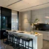 Cucina moderna con isola e sgabelli da bar, design di Nolte Kitchen.