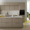 Cucina moderna con isola e frontali beige, presentata da Nolte Kitchen.